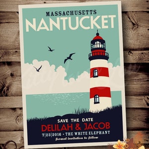 Peut inclure: Une affiche de style vintage représentant un phare à rayures rouges et blanches, sur fond de ciel bleu et de mer. L'affiche indique "Massachusetts Nantucket" et "Save the Date Delilah & Jacob 7/23/2016".