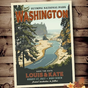 Könnte beinhalten: Ein Vintage-Poster für den Olympic National Park in Washington. Das Poster zeigt eine Strandszene mit einem Fluss, der ins Meer mündet, umrahmt von Bäumen. Der Text enthält "WASHINGTON", "LOUIS & KATE" und das Datum 27. August 2027, für eine Hochzeitsankündigung.