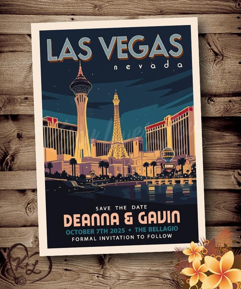 Peut inclure: Une carte de sauvegarde de la date avec un design de carte postale vintage de Las Vegas. La carte pr&eacute;sente une vue nocturne de la ville de Las Vegas avec la tour Eiffel et l'h&ocirc;tel Bellagio. Le texte sur la carte indique "Save the Date, Deanna & Gavin, October 7th 2025, The Bellagio, Formal Invitation to Follow."