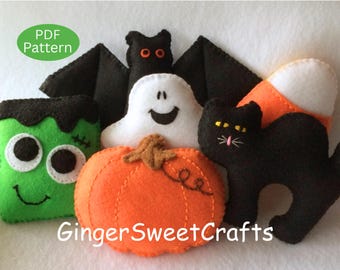Op de afbeelding: Een verzameling vilten Halloween-ornamenten, waaronder een groen monster, een zwarte vleermuis met oranje ogen, een wit spook, een oranje pompoen, een zwarte kat en een maïssnoepje. De afbeelding bevat de tekst PDF Pattern en GingerSweetCrafts.