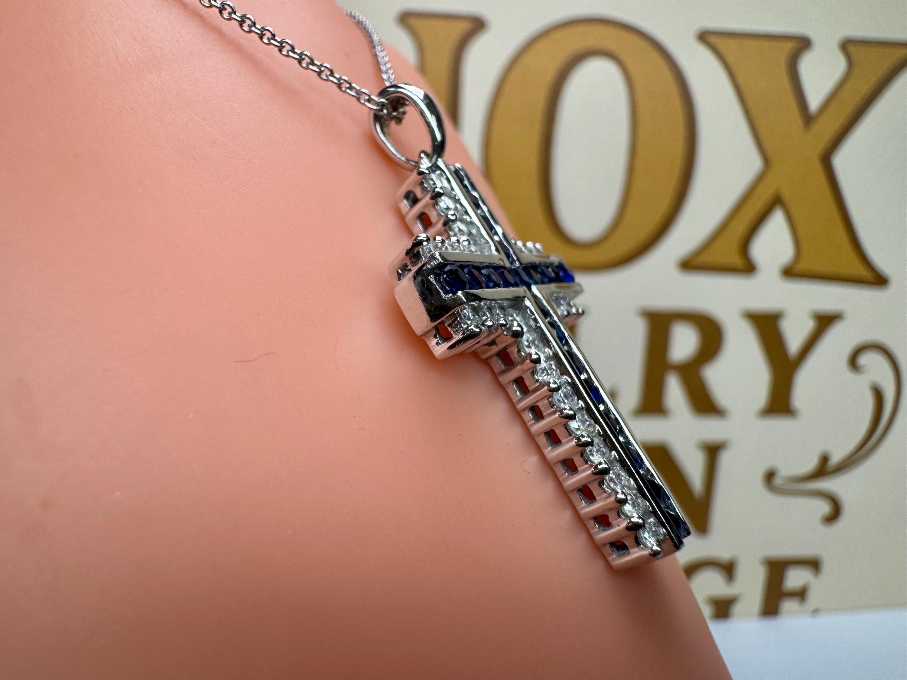 エレガントなブルー サファイア & ダイヤモンド クロス ペンダント