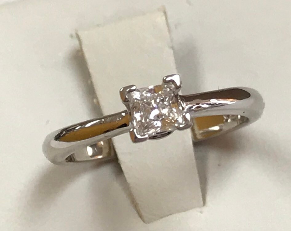GIA 認定 14K ホワイト ゴールドとダイヤモンドの結婚指輪セット GIA 認定 14K ホワイト ゴールドとダイヤモンドの結婚指輪セット