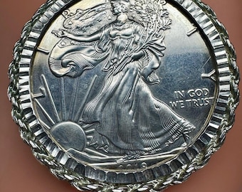 Naszyjnik z monetą American Silver Eagle z 2018 r., oprawa ze srebra próby 925, łańcuszek 20 cali