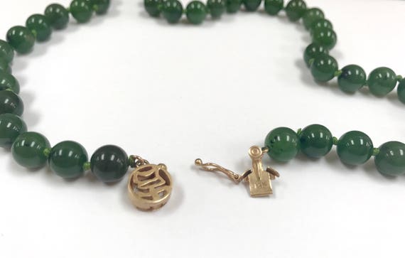 Beautiful Vintage 18 One Strand Jade Beads Necklace with 14K Yellow Gold Clasp Shipping