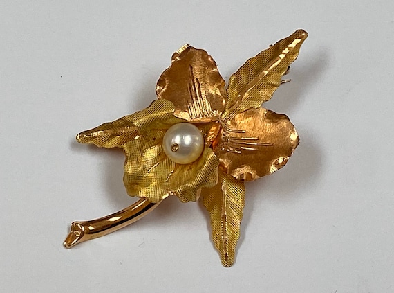 Vintage 750 Yellow Gold Flower White Pearl Brooch… - image 2