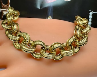 Beautiful Italy 14K Yellow Gold Hollow  Triple Shiny And  Textured Link Bracelet With Spring Clasp!!! 8 3/4&quot; Long
