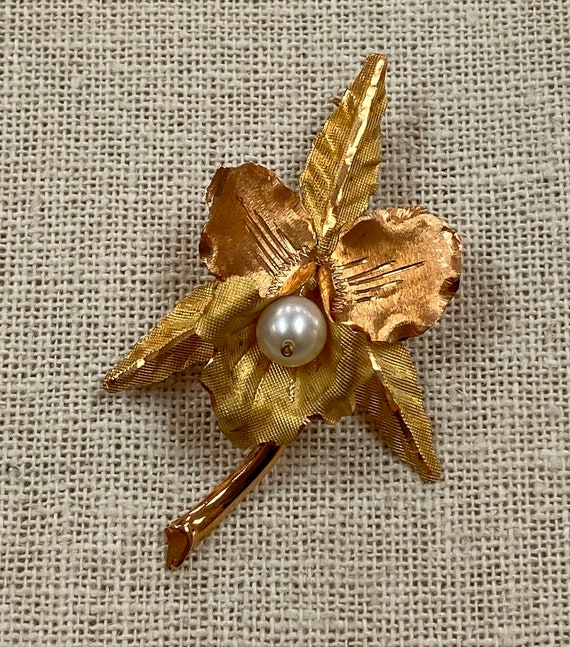 Vintage 750 Yellow Gold Flower White Pearl Brooch… - image 10