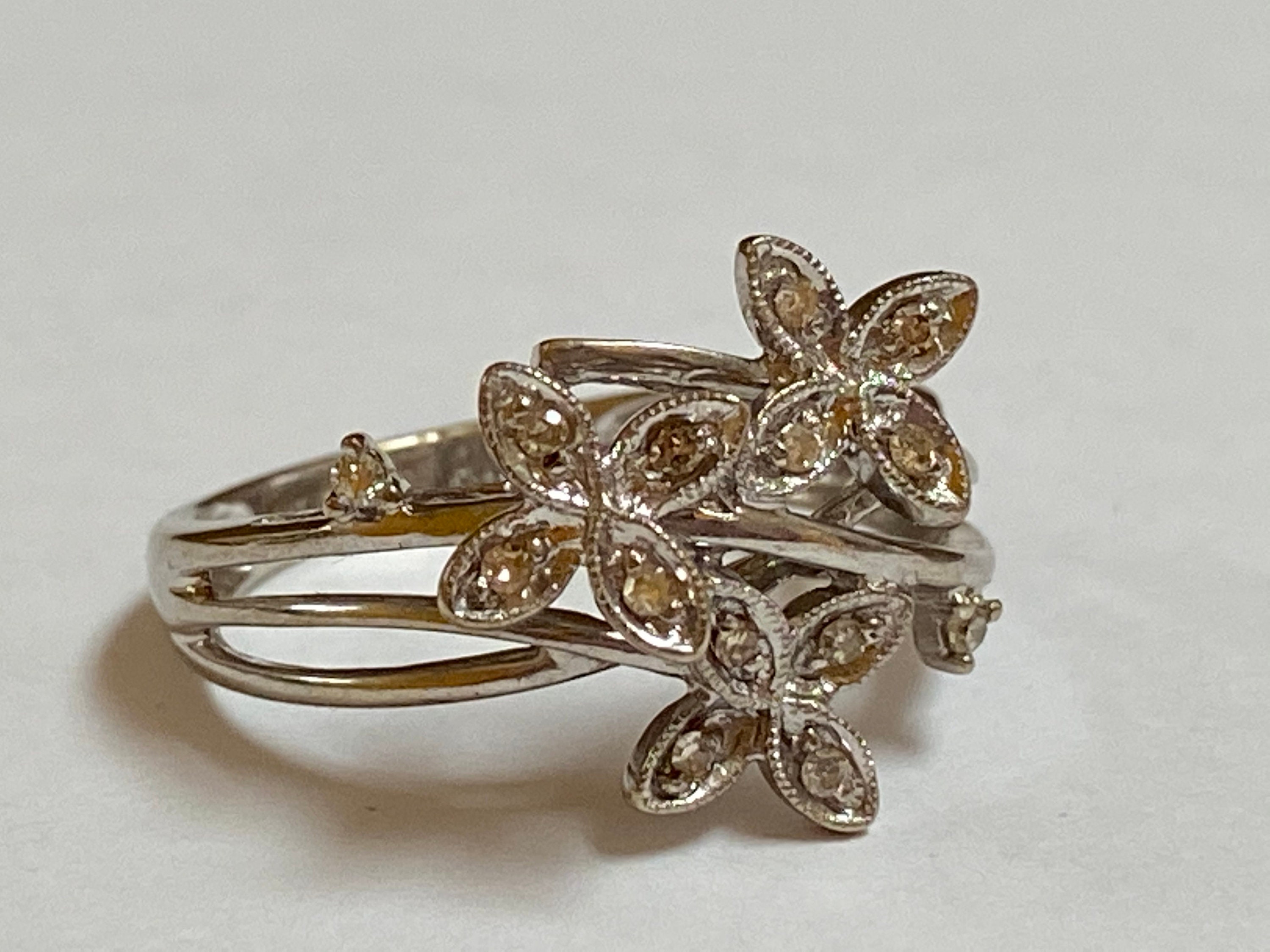 10Kホワイトゴールド ダイヤモンド フラワーリング - サイズ 7 1/4