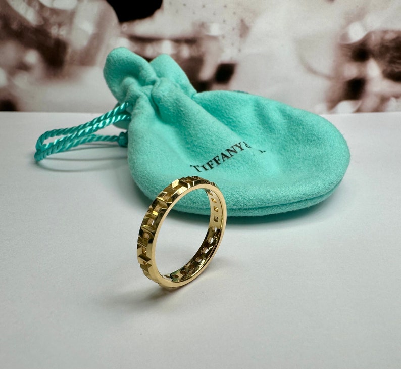 Tiffany & Co AU 750 ITALIA Oro amarillo de 18 quilates Banda/anillo estrecho en forma de T verdadera Talla 6 1/2 imagen 1