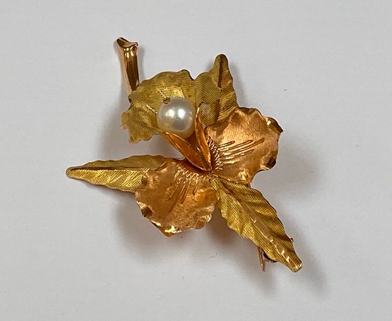 Vintage 750 Yellow Gold Flower White Pearl Brooch… - image 3