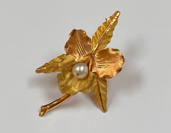 Vintage 750 Yellow Gold Flower White Pearl Brooch… - image 1