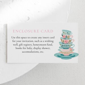 Könnte beinhalten: Eine weiße Karte mit dem Text "ENCLOSURE CARD" in rosa Schrift. Der Text darunter lautet "Nutzen Sie diesen Platz, um eine beliebige Karte für Ihre Einladung zu erstellen, z. B. einen Wunschbrunnen, ein Geschenkeregister, einen Hochzeitsfonds, Bücher für Babys, eine Präsentationsdusche, Unterkünfte usw." Die Karte ist mit einem Stapel türkisfarbener Teetassen mit rosa und weißen Blumendesigns verziert.