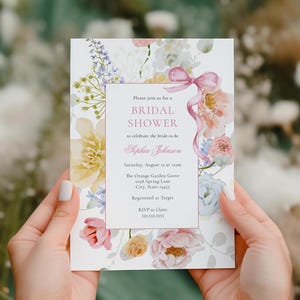 Uitnodiging voor vrijgezellenfeest met wilde bloemen: sjabloon met roze strik (digitale download)