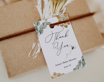 Può includere: Etichetta di ringraziamento bianca con un design di ape e favo. L'etichetta dice "Grazie" e "Baby Shower di Anna 23 giugno".