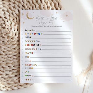 Op de afbeelding: Een bedrukte spelkaart met de titel "Children's Books Emoji Pictionary". De kaart heeft lijnen om boektitels te schrijven op basis van emoji-aanwijzingen. Het ontwerp bevat een maan, sterren en wolken in goud en beige.