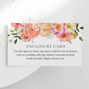 以下が含まれることがあります： 白いカードに花の縁取りがあり、黒で「ENCLOSURE CARD」という文字が印刷されています。タイトルの下のテキストには、「このスペースを使用して、招待状に挿入するカードを作成してください。例えば、願いの井戸、ギフトレジストリ、ハネムーンファンド、ベビー向けの書籍、ベビーシャワーなどです。」と書いてあります。