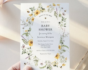 Może przedstawiać: Zaproszenie na baby shower z kwiatowym wzorem z żółtymi kwiatami, zielonymi liśćmi i pszczołami. Tekst brzmi "Sweet as can BEE" i "Join us for a Baby Shower for mommy-to-bee Jessica Morgan". Zaproszenie zawiera datę, godzinę, miejsce i informacje RSVP.