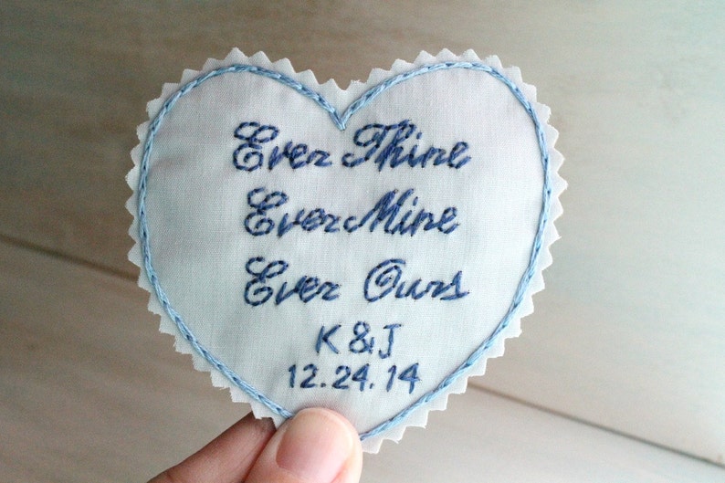 Quelque chose de bleu. Étiquette de robe de mariée personnalisée. Patch pour robe de mariée. Cadeau pour la mariée. Broderie à la main. Robe de mariée. Étiquette de robe monogramme. image 1