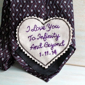 Patch de cravate brodé à la main. Note d’amour brodée à la main pour votre marié. Cadeau de marié de la mariée. Cravate. Souvenir de mariage. Attacher. Cadeau du marié