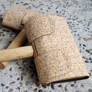 Tarjetas de algodón de tamaño medio Strauch, Fricke y Clemes, hechas a mano, en calicó amarillo mantequilla, con estampado de pequeñas flores rosas, hilado de fibra.