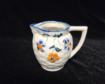 Vintage Mini-Krug aus Korbgeflecht, Milchkännchen, blauer Rand und Blumen, hergestellt in Japan