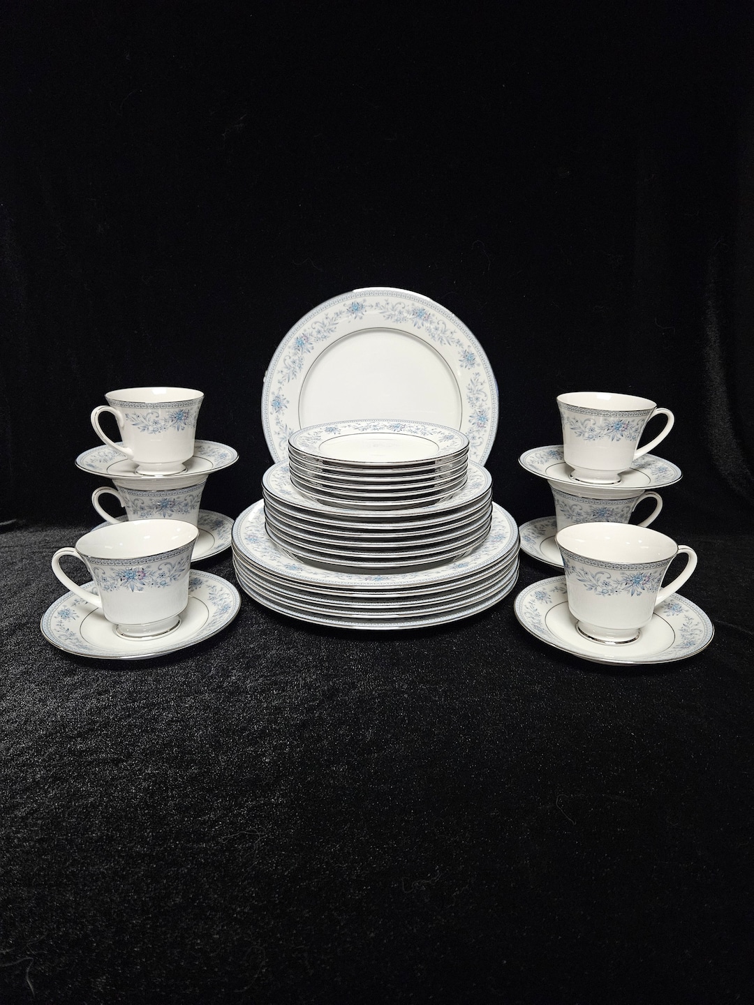 30 Piece Noritake Contemporary BLUE HILL 2482 China Set-place