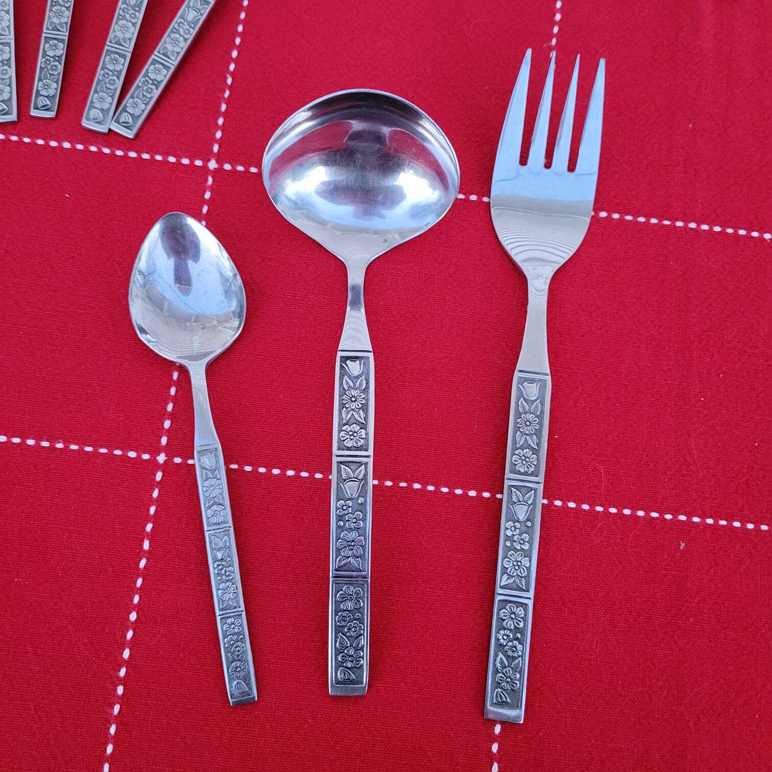 Northland Spring Fever stainless flatware Oneida 6 dinner knives, 7