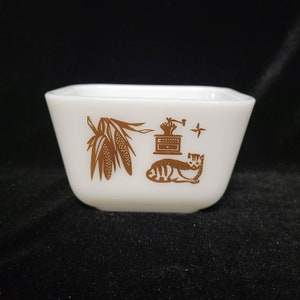 Pyrex Early American 1 1/2 Cup Refrigerator Dish #501-NO Lid
