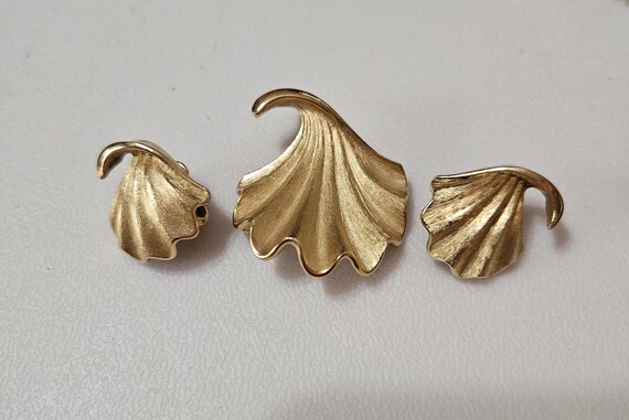 Trifari Gold-Tone Woven Fan Hair Clip Crown Trifari Vintage Gold and Pearl Art Deco Fan Clip-on  main image 3