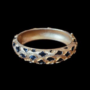 Vintage Signierte Krone Trifari Schwarz Emaille Leopard Print Armband in Brushed Gold-Ton