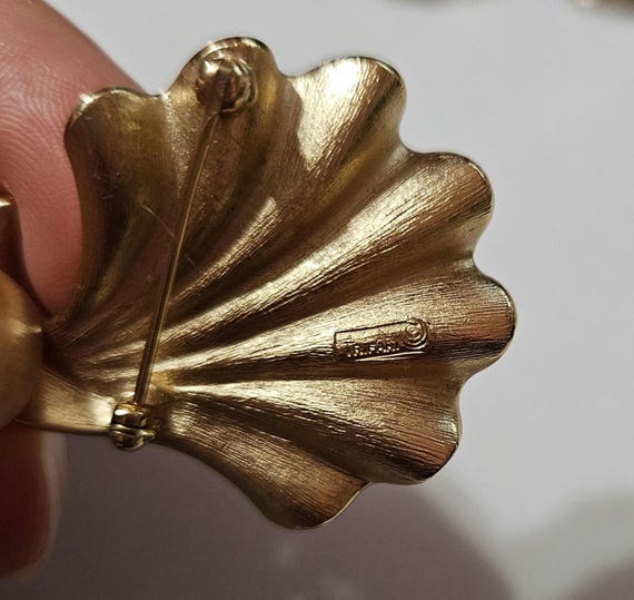 Trifari Gold-Tone Woven Fan Hair Clip Crown Trifari Vintage Gold and Pearl Art Deco Fan Clip-on  main image 2