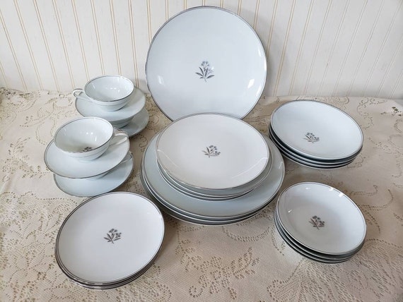 Noritake BESSIE 5788-28 Pc Set-service for 4-blue Floral With