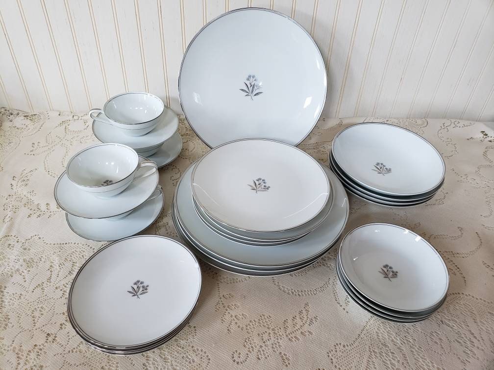 Noritake BESSIE 5788-28 Pc Set-service for 4-blue Floral Noritake BESSIE 5788-28 Pc Set-service for 4-blue Floral
