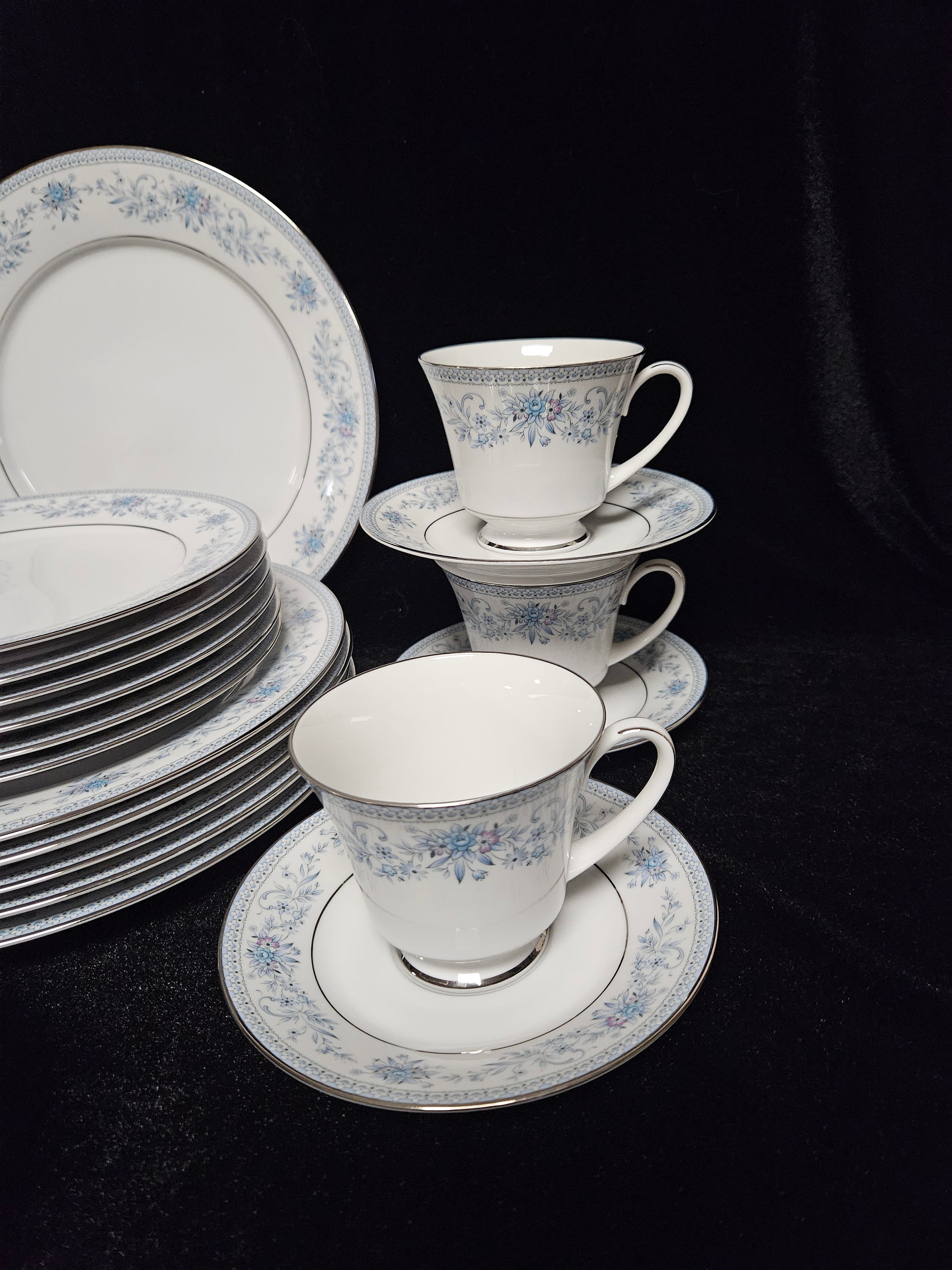 30 Piece Noritake Contemporary BLUE HILL 2482 China Set-place