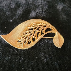 Vintage Signed JJ Jonette Jewelry  Gold-Tone Brooch-Textured, Leaf Shaped
