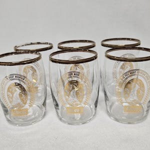 以下が含まれることがあります： 金色の縁と、山の風景と「Coors」の文字が入った金色のエンブレムが付いた、透明なガラスのタンブラー6個。 グラスの容量は約237mlです。