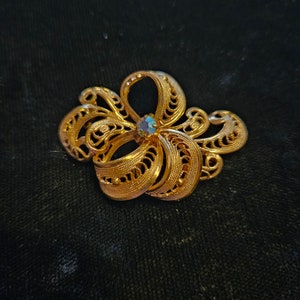 Goldfarbene Filigrane Brosche mit Aurora Borealis Strass