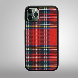 Puede incluir: Una funda de teléfono negra con un patrón de cuadros rojos, verdes y blancos.