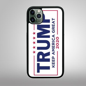 Puede incluir: Una funda para iPhone blanca con borde negro. La funda tiene un diseño rojo, blanco y azul con el texto "TRUMP" en azul y "KEEP AMERICA GREAT 2020" en rojo.