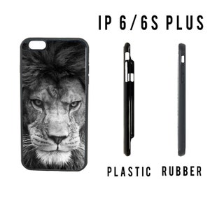 K&ouml;nnte beinhalten: Schwarze Handyh&uuml;lle mit einem Schwarz-Wei&szlig;-Bild eines L&ouml;wengesichts. Der Text "IP 6/6S PLUS" steht oben. Die Seitenansicht zeigt eine Kunststoff- und Gummih&uuml;lle.