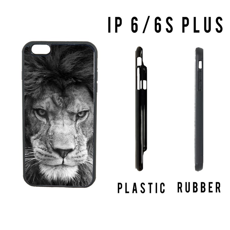 K&ouml;nnte beinhalten: Schwarze Handyh&uuml;lle mit einem Schwarz-Wei&szlig;-Bild eines L&ouml;wengesichts. Der Text "IP 6/6S PLUS" steht oben. Die Seitenansicht zeigt eine Kunststoff- und Gummih&uuml;lle.