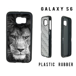 K&ouml;nnte beinhalten: Schwarze Handyh&uuml;lle f&uuml;r ein Galaxy S6 mit einem schwarz-wei&szlig;en L&ouml;wengesicht. Die H&uuml;lle besteht aus Kunststoff und Gummi. Der Text "GALAXY S6" und "PLASTIC RUBBER" sind zu sehen.