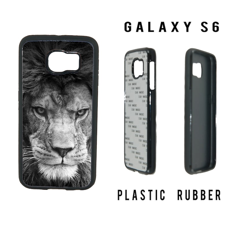 K&ouml;nnte beinhalten: Schwarze Handyh&uuml;lle f&uuml;r ein Galaxy S6 mit einem schwarz-wei&szlig;en L&ouml;wengesicht. Die H&uuml;lle besteht aus Kunststoff und Gummi. Der Text "GALAXY S6" und "PLASTIC RUBBER" sind zu sehen.