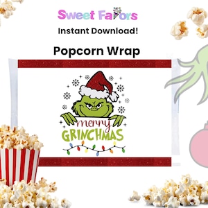 Puede incluir: Un recipiente para palomitas de maíz a rayas rojas y blancas sobre un fondo rojo con purpurina. El fondo tiene un rectángulo blanco con un personaje verde del Grinch asomándose por la parte superior. El Grinch lleva un gorro de Papá Noel rojo y el texto "merry GRINCHMAS" está debajo.