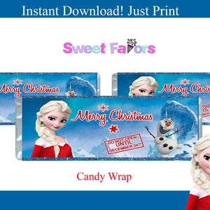 Puede incluir: Envoltorios de caramelos con Elsa de Frozen, con el texto "Merry Christmas". Los envoltorios tienen un fondo azul con copos de nieve y una escena de montaña. Un envoltorio incluye a Olaf y un mensaje "Do Not Open Until December 24th".