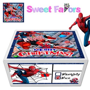 以下が含まれることがあります： スパイダーマンのグラフィックと「MERRY CHRISTMAS！」の文字が入った白いギフトボックス。ボックスには青い縁取りがあり、「Naughty」と「Nice」の文字とチェックボックスが含まれています。ボックスの上部には、スパイダーマンの冬のシーンがあります。