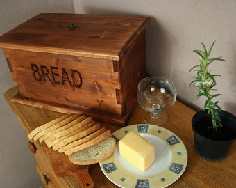 Wooden Bread box handmade with a stylish metal handle. Vintage style. Handle to choose from 5 proposals.