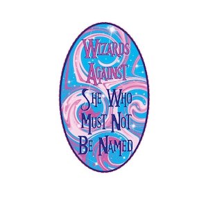 Pode incluir: Um design oval com o texto "Wizards Against She Who Must Not Be Named" em um padrão rodopiante de azul, rosa e branco. O design tem uma borda roxa escura e está sobre um fundo branco.