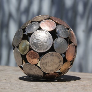 Mini gemischte Welt Münzkugel, 8,5 cm Münzkugel, Metallskulptur Ornament
