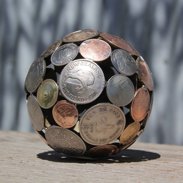 Mini boule de monnaie du monde mélangé, sphère de pièce de 8,5 cm, ornement de sculpture en métal